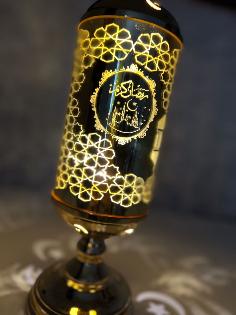 فانوس ومصباح رمضاني مزخرف باللون الذهبي