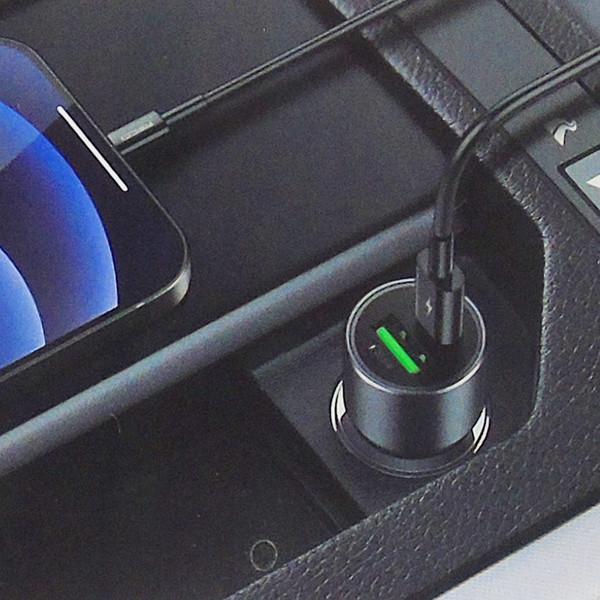 شاحن سيارة سريع مزدوج بمخرجين يو اس بي وتايب سي 42.5 واط