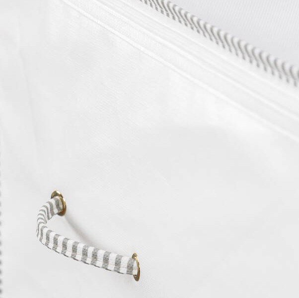 شنطة تخزين وتربروف للملابس والوسائد والبطاطين بيد وسوستة قابلة للطي لسهولة التخزين