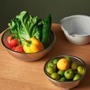 مصفي استانليس مع طبق بلاستيك لغسيل الخضروات والفواكه بيد لسهولة الحمل