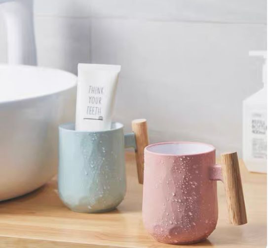 كوب حامل لفرش ومعجون الأسنان وأدوات الحلاقة وفرش الميكب وأقلام الروج والماسكرا بيد خشب