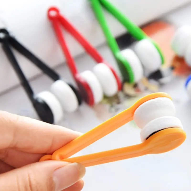 مساحة نظارات بفرشة ناعمة تحميه من الخدوش