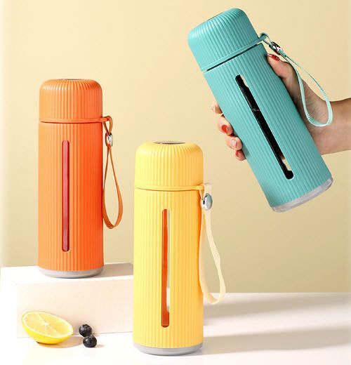 زجاجة مياه 500 ملي زجاج في بلاستيك بغطاء محكم الغلق بميدالية لسهولة الحمل