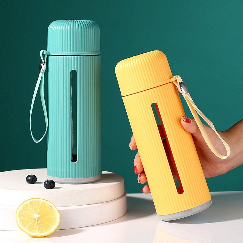 زجاجة مياه 500 ملي زجاج بكفر بلاستيك مضلع بغطاء محكم الغلق بميدالية لسهولة الحمل