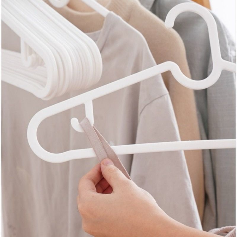 طقم شماعات 6 قطع لتعليق التيشرتات والقمصان والبناطيل من البلاستيك