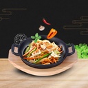 طاسة حديد زهر غير مطلية لشوي وقلي اللحوم والدواجن والاسماك مع مقعد خشبي للتقديم ويدين لسهولة الحمل  مقاس 25 سم