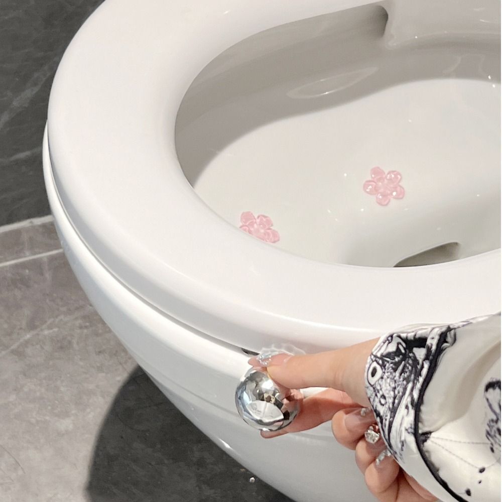 مقبض رافع لمقعد التواليت قطعتين علي شكل ورردة مع لصق لتثبيته لتجنب لمس الغطاء