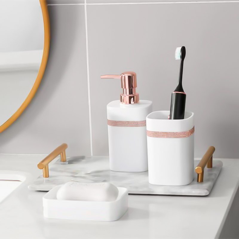 طقم حمام 3 قطع بلاستيك مع جزء جولد لتنظيم و ترتيب الحمام بشكل مختلف و شيك