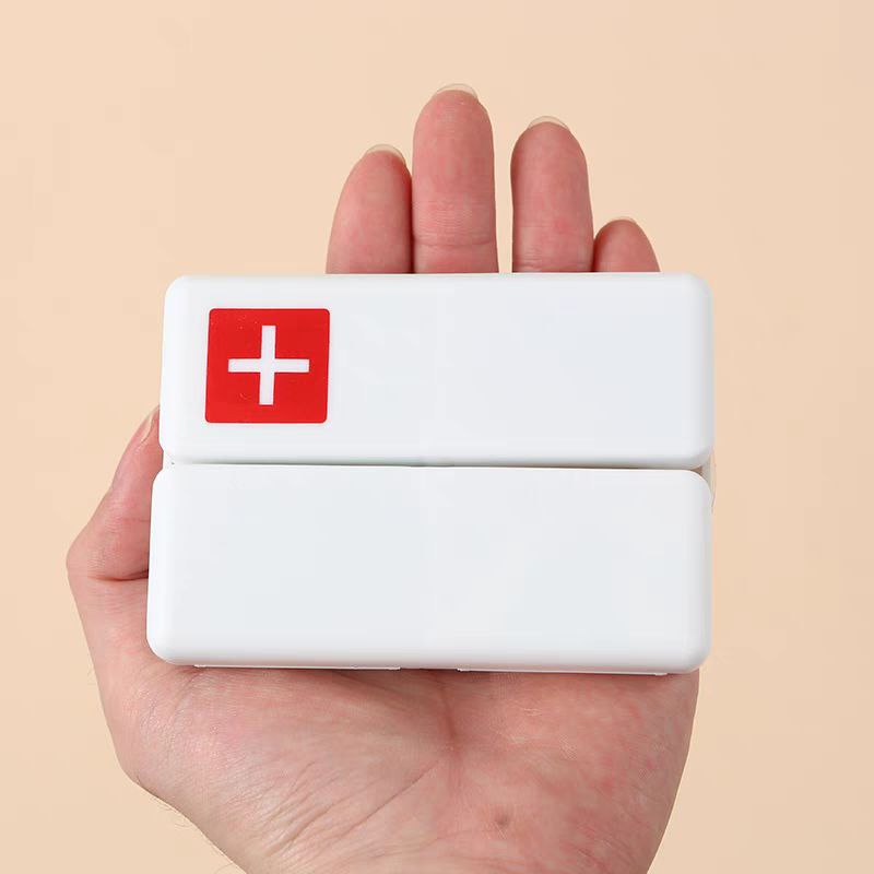 منظم يومي للأدوية و الفيتامينات مقسم 7 خانات بغطاء محكم الغلق