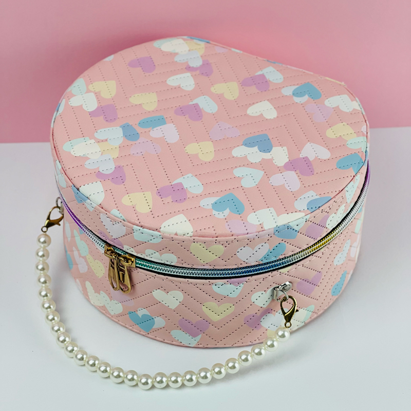 مجموعة شنط جلد 3 قطع بماقسات مختلفة بيضاوية الشكل لتنظيم وحمل الميك اب مزينة بقلوب