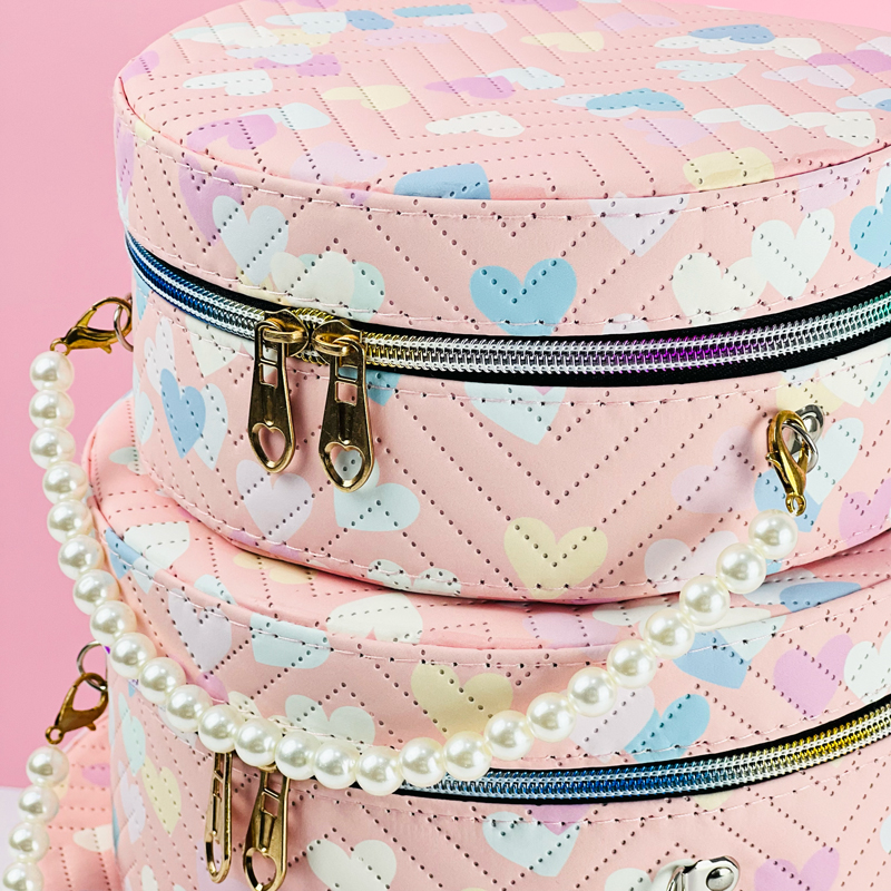 مجموعة شنط جلد 3 قطع بماقسات مختلفة بيضاوية الشكل لتنظيم وحمل الميك اب مزينة بقلوب