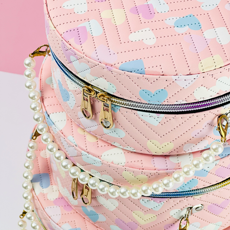 مجموعة شنط جلد 3 قطع بماقسات مختلفة بيضاوية الشكل لتنظيم وحمل الميك اب مزينة بقلوب