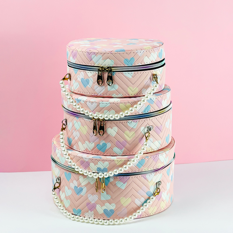 مجموعة شنط جلد 3 قطع بماقسات مختلفة بيضاوية الشكل لتنظيم وحمل الميك اب مزينة بقلوب