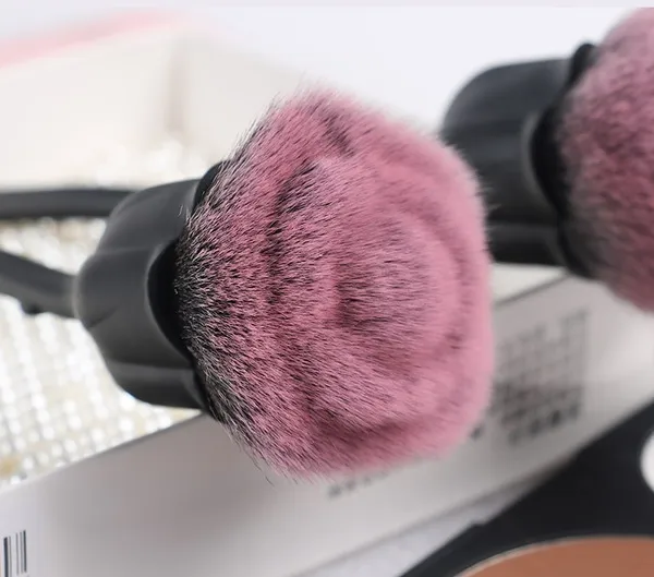 فرشة ميكاب مجسمة شكل وردة للبلاشر والبرونزر