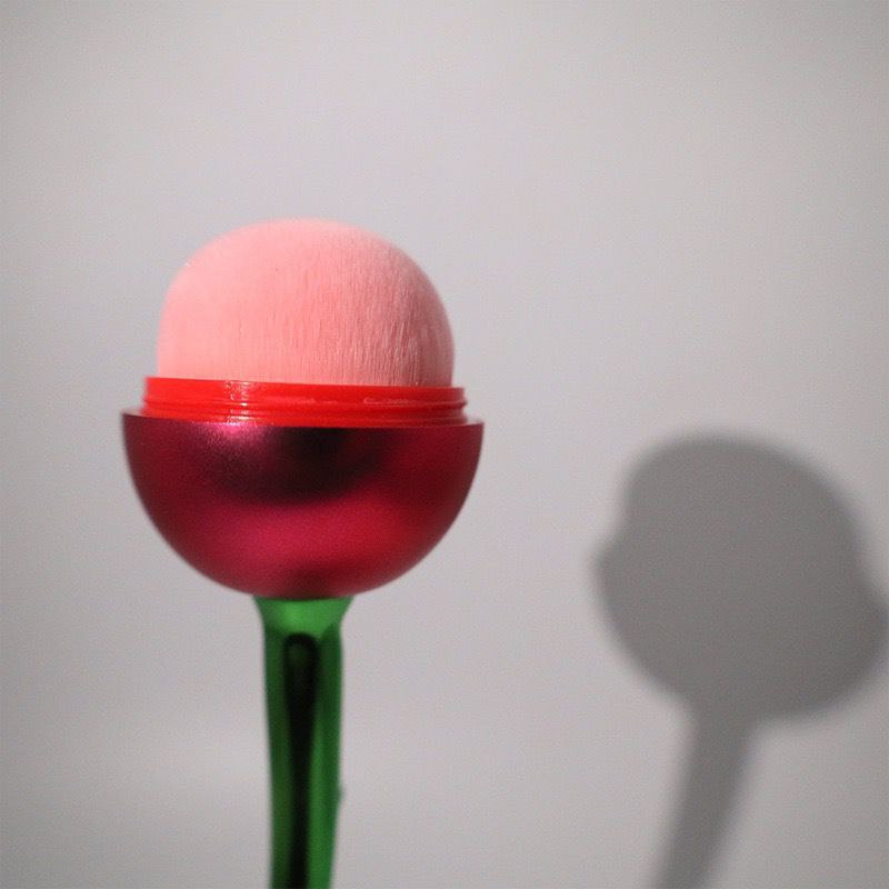 فرشة ميكاب لدمج الكنتور والكونسيلر وكريم الاساس شكل وردة