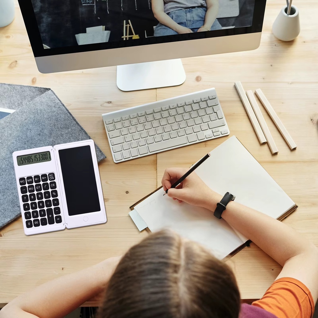 الة حاسبة وسبورة