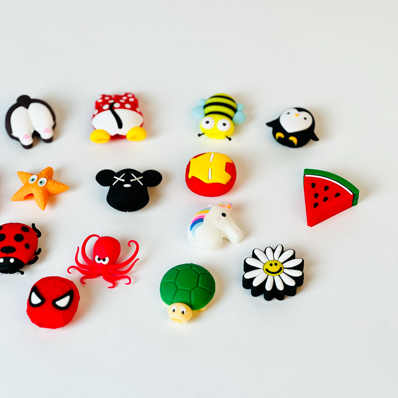 واقي سلك الشاحن والسماعات من القطع بأشكال كرتونية مختلفة