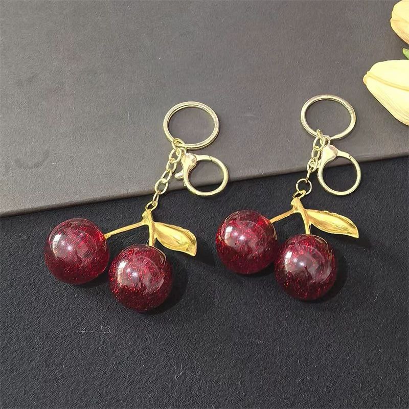 ميدالية كريز صغيرة بمشبك لتعليق المفاتيح والشنط