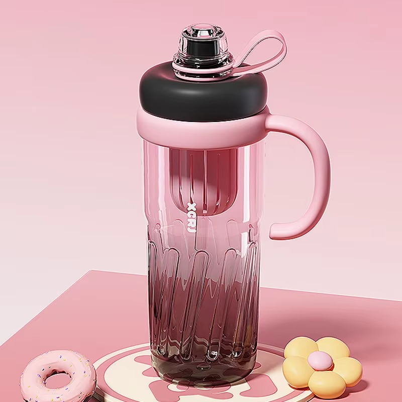 زجاجة مياه بلاستيكية بيد مريحة مناسبة للجيم بسعة 950 مل