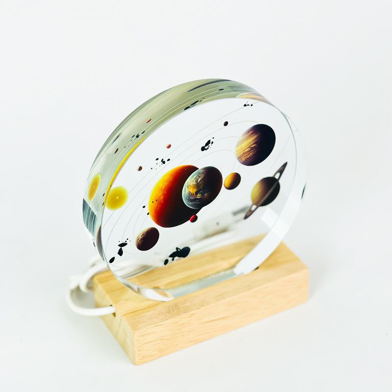 بلورة ثلاثية الابعاد زجاجية شفافة على شكل المجموعة الشمسية بقاعدة خشبية