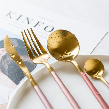 طقم معالق وشوك وسكاكين جولد في بينك أنيق ٢٤ قطعة مثالي للعزومات