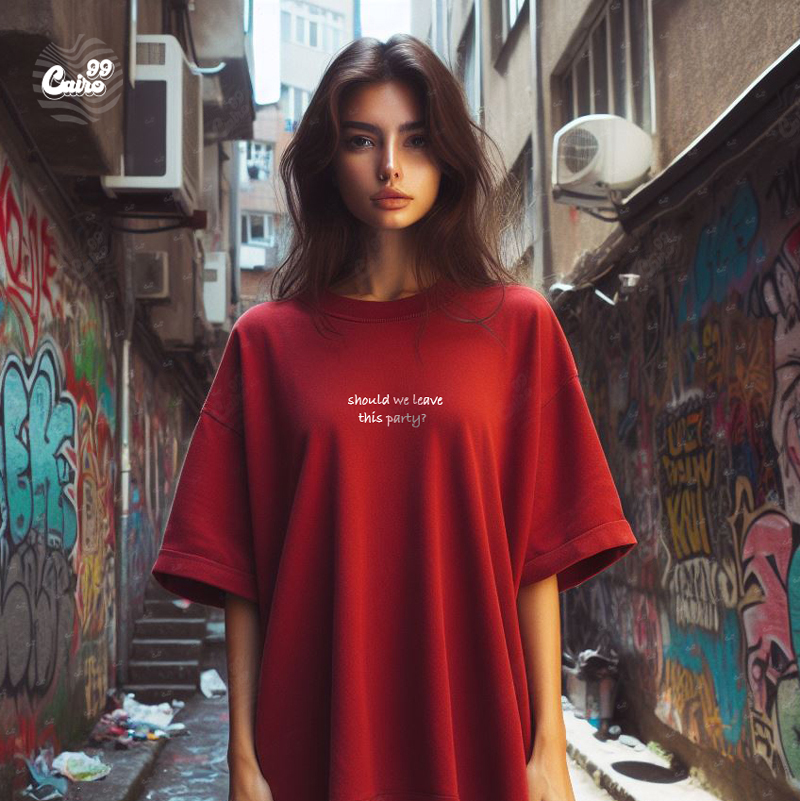 Should We Leave This Party ? تيشيرت اوفر سايز قطن باللون الاحمر للنساء