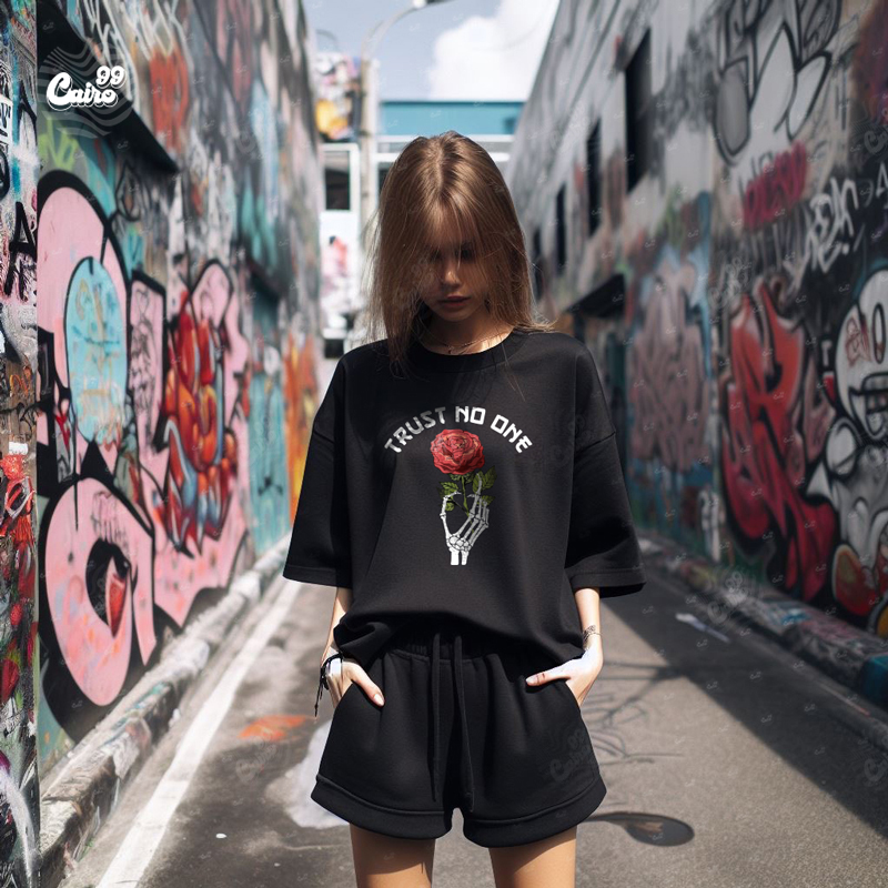 Trust No One تيشيرت اوفر سايز قطن باللون الاسود للنساء