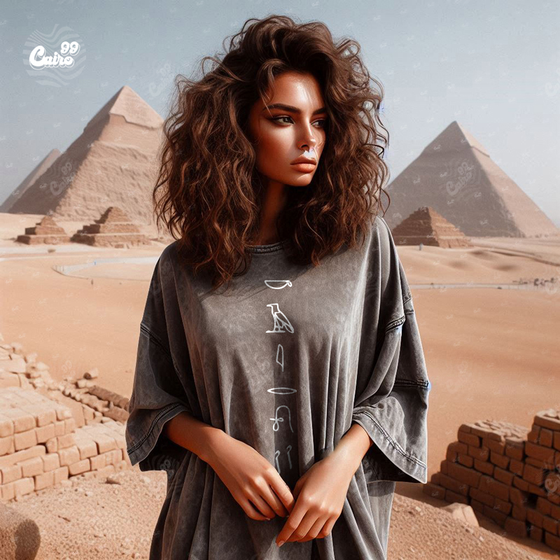 Cairo in Hieroglyphic تيشيرت اوفر سايز قطن باللون الرمادي للنساء