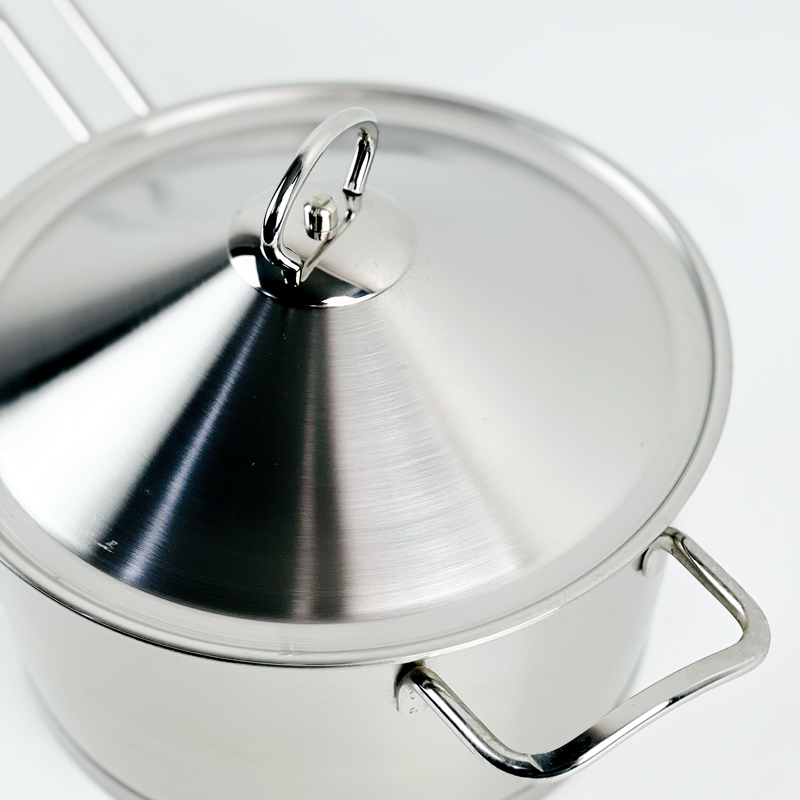 كسرولة استانلس استيل بغطاء ويد لسهولة الحمل  - مقاس 22سم