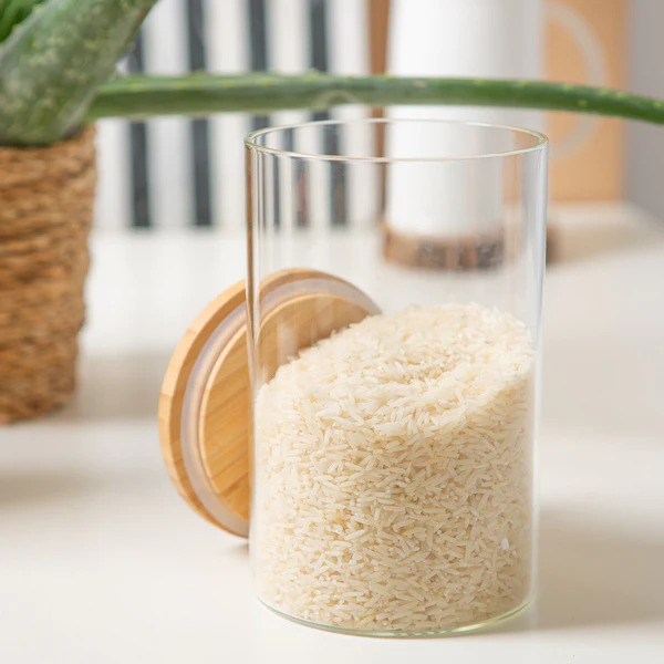 علبة اكليريك بغطاء خشبي ومنظم  لحفظ وتخزين الحبوب والبقوليات تسع حتي 2.3 لتر