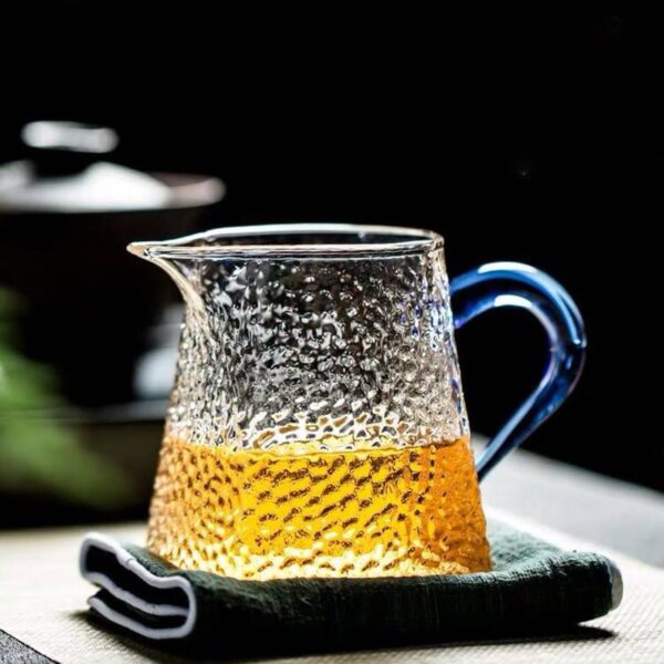 لبانة تقديم الحليب والشاي من الزجاج المنقرش بيد ذهبي