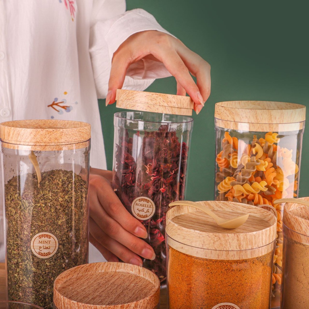 طقم علب اكليريك 9 قطع بمقاسات مختلفة لحفظ وتخزين الحبوب البقوليات والتوابل بغطاء شكل خشبي ومعالق لسهولة الأستخدام