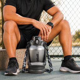 زجاجة مياة 1500 ملي بشاليموه مناسبة للجيم والجامعات بيد لسهولة الحمل