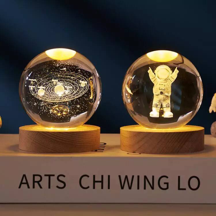 بلورة رجل الفضاء من الكريستال بقاعدة خشبيه مضيئة بوصلة يو اس بي
