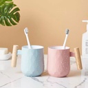 كوب حامل لفرش ومعجون الأسنان وأدوات الحلاقة وفرش الميكب وأقلام الروج والماسكرا بيد خشب