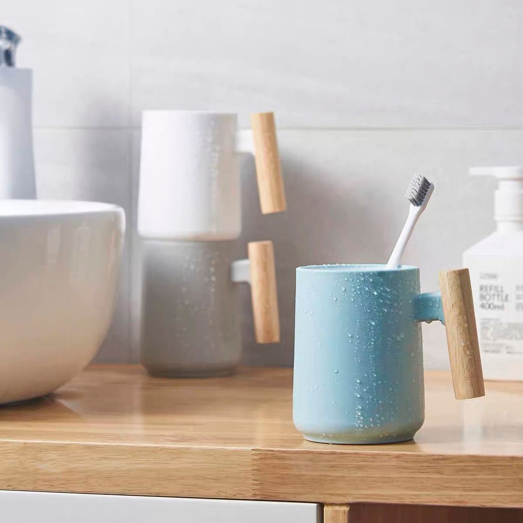 كوب حامل لفرش ومعجون الأسنان وأدوات الحلاقة وفرش الميكب وأقلام الروج والماسكرا بيد خشب