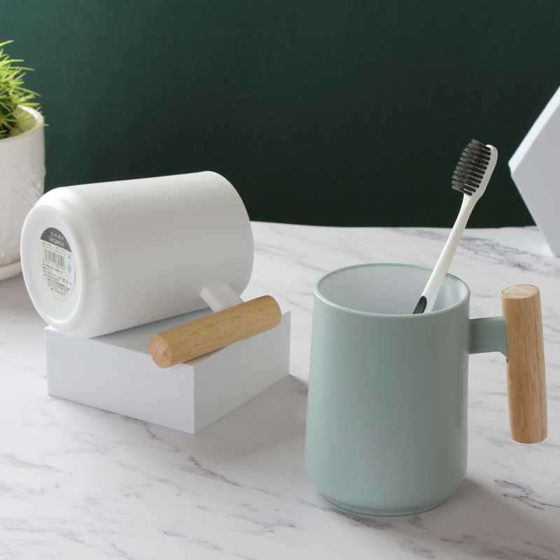 كوب حامل لفرش ومعجون الأسنان وأدوات الحلاقة وفرش الميكب وأقلام الروج والماسكرا بيد خشب