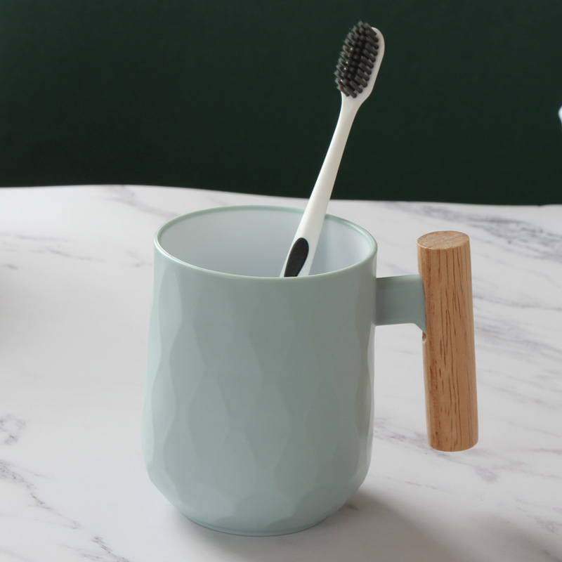 كوب حامل لفرش ومعجون الأسنان وأدوات الحلاقة وفرش الميكب وأقلام الروج والماسكرا بيد خشب