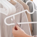 طقم شماعات 6 قطع لتعليق التيشرتات والقمصان والبناطيل من البلاستيك