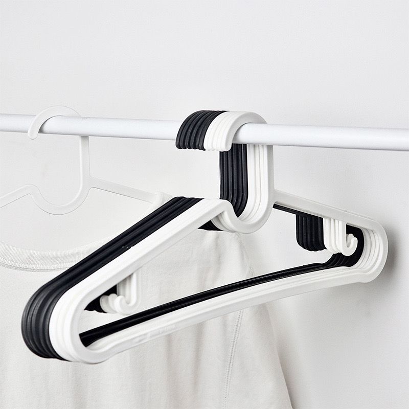 طقم شماعات 6 قطع لتعليق التيشرتات والقمصان والبناطيل من البلاستيك