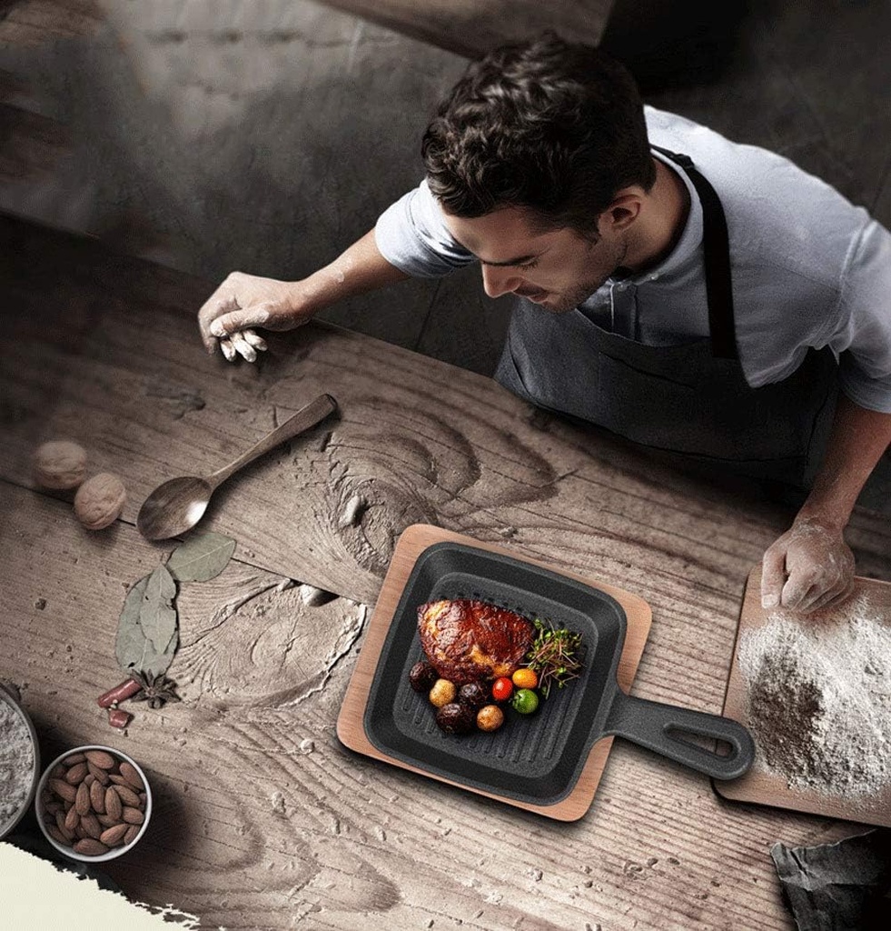 طاسة جريل من الحديد الزهر مقاس 25 غير لاصقة  لشوي الاستيك والبرجر والسوتيه مع صنية خشب للتقديم في العزومات