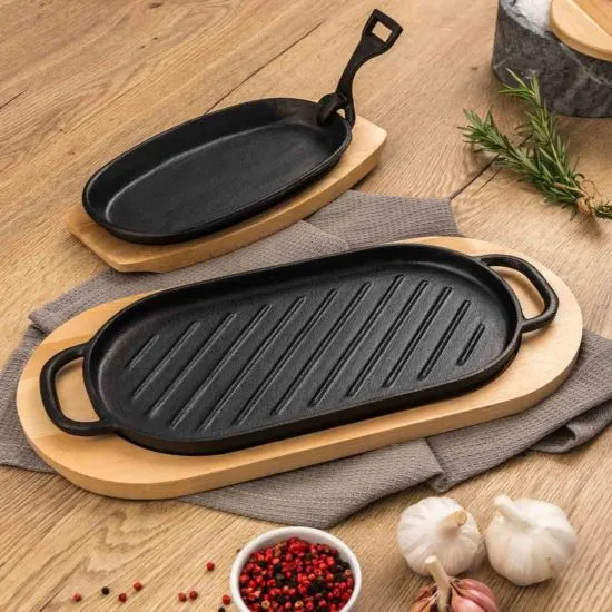 طاسة جريل من حديد الزهر مقاس 37 سم لشوي الاستك والخضار السوتية مع صنية خشب لتقدمها علي السفرة