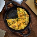 طاسة حديد زهر  دائرية  بيد مع قاعدة خشبية للحوم و الاسماك و الخضار السوتيه لتقديم الاكل في العزومات بطريقة مختلفة