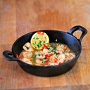 طاسة حديد زهر  دائرية  بيد مع قاعدة خشبية للحوم و الاسماك و الخضار السوتيه لتقديم الاكل في العزومات بطريقة مختلفة