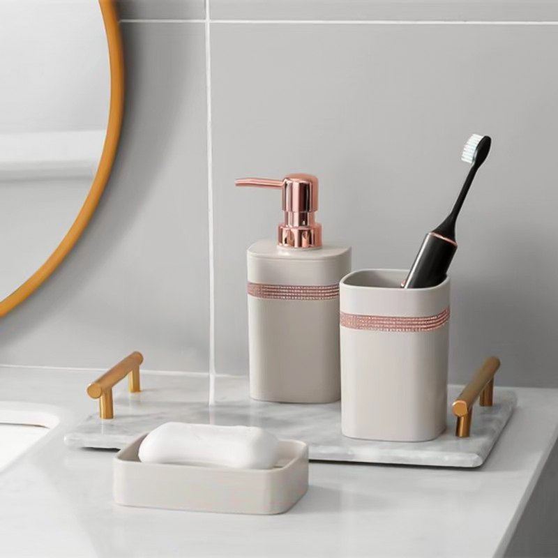 طقم حمام 3 قطع بلاستيك مع جزء جولد لتنظيم و ترتيب الحمام بشكل مختلف و شيك