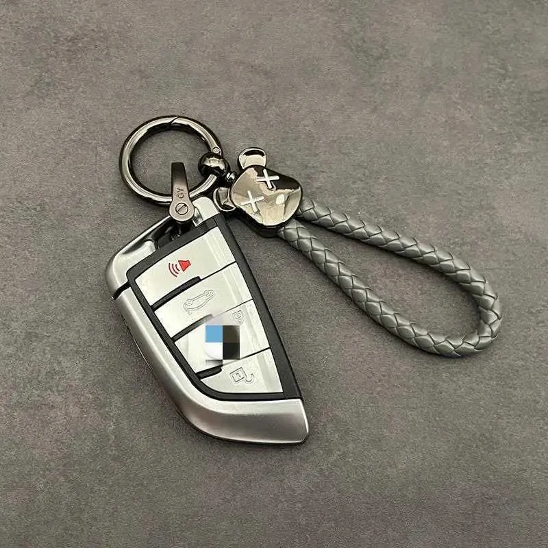 ميدالية من الجلد المضفر برأس دبدوب لمفاتيح السيارات والشنط