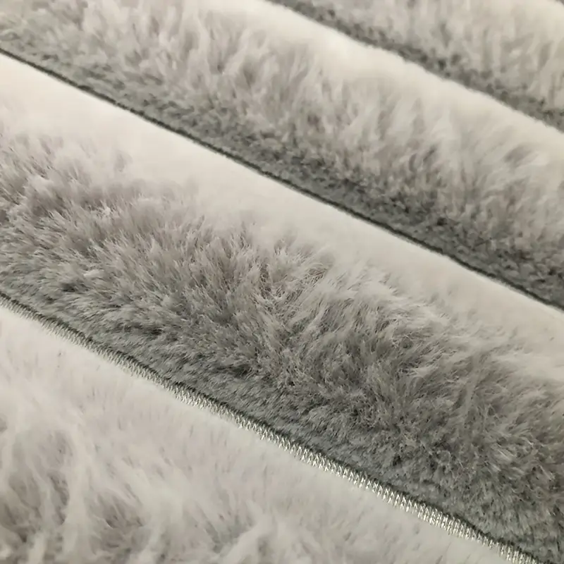 طقم دواسات قطيفة ناعم لارضيات الحمام باللون الرمادي - قطعتين