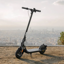 سكوتر كهربائي للتنقل السريع قابل للطي بشاشة ليد وسرعة 30 كم/ساعة