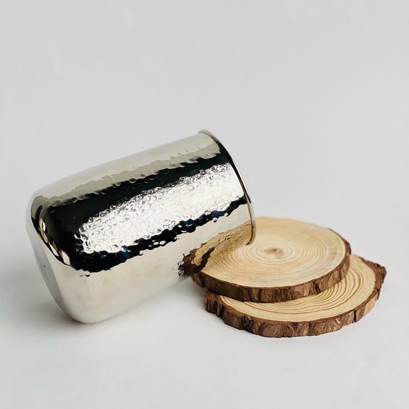 فازة نحاسية مزخرفة باللون الفضي لتجديد ديكور المنزل