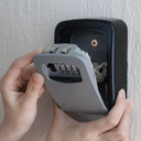 خزنة مفاتيح برقم سري تعلق علي الحائط